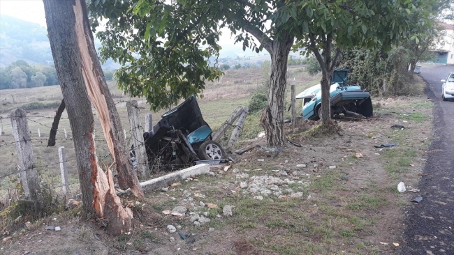 Otomobilin ikiye bölündüğü kazadan sağ kurtuldu